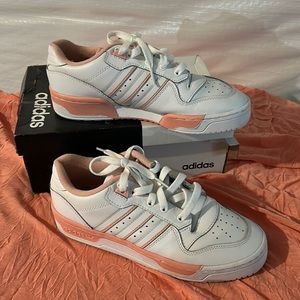 🍑 Adidas Sneakers 🍑